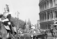 La regina Elisabetta passa nella Flaminia scoperta del presidente della Repubblica Giovanni Gronchi,  seduto accanto a lei, per via dei Fori Imperiali, Roma, 2 maggio, 1961 © Ansa