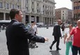 Matteo Renzi rientra a piedi a Palazzo Chigi © ANSA