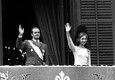 La proclamazione del re di Spagna Juan Carlos I con la moglie, la regina Sofia, nel novembre del 1975 © 