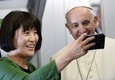 Il Papa in volo verso Seul, un 'selfie' con una giornalista sudcoreana - Foto EPA/DANIEL DAL ZENNARO/POOL © 