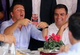 Pd: Renzi e leader Ps parlano di Europa davanti a tortellini © 