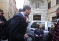 Marino a passeggio per Roma, saluta bimbe e augura 'buon lavoro' ai giornalisti © ANSA