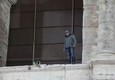 Uomo minaccia di buttarsi dai cornicioni del Colosseo (ANSA)