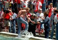 Un tifoso dell'Ajax fermato dalla polizia dopo un bagno a Fontana di Trevi a Roma, 22 maggio 1996 (ANSA)