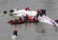 Taiwan: aereo con 58 passeggeri cade in un fiume, due morti © 