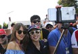 Selfie della moglie di Jenson Button Jessica Michibata con una fan © 
