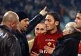 Il capitano della Roma, Francesco Totti (C) in una foto del 21 marzo 2004 durante il derby mentre  parla con alcuni tifosi a centrocampo prima della definitiva sospensione della partita © 