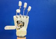 La mano robotica piega indice e pollice (fonte: Scuola Superiore Sant'Anna) © Ansa