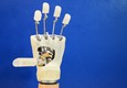 La mano robotica piega le dita (fonte: Scuola Superiore Sant'Anna) © Ansa