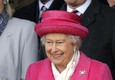 La regina Elisabetta in rosa ad un evento pubblico a Richmond, nel giorno della nascita della royal girl © Ansa