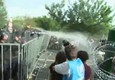 Migranti: nuovi scontri a Horgos, anche cannoni acqua © ANSA