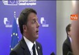 Bruxelles, Renzi e Juncker: pacche e baci all'arrivo al Consiglio ue © Ansa
