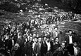 Un folto gruppo di ebrei in cammino sul passo dei Tauri nel 1947. Nell'estate del 1947 la valle  Aurina, in Alto Adige, fu teatro dell'esodo di oltre 5 mila ebrei verso la Palestina © Ansa