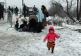 Migranti in marcia nella neve dalla Macedonia alla Serbia © Ansa