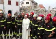 Il papa prega nella zona rossa di Amatrice © ANSA
