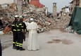 Papa nei luoghi del sisma: 'vi sono vicino, prego per voi' © ANSA