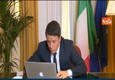 E Renzi gira il computer per far vedere che non ha foglietti © Ansa