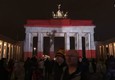Strage Berlino, Porta di Brandeburgo in nero, rosso e oro © ANSA