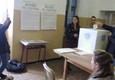 Referendum, Grillo vota e la moglie lo fotografa © ANSA
