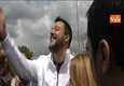Salvini manda baci mentre lo contestano al campo rom © Ansa