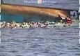 Migranti: il barcone si capovolge. Il video della Marina © ANSA