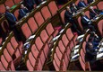 I senatori del M5s lasciano l'aula del Senato durante il voto degli articoli sulla fiducia © 
