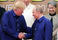 Stretta di Mano fra Trump e Putin a summit Vietnam © 