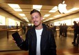 Gianni, il primo ad uscire dall'Apple store di Rozzano a Milano con il nuovo iPhone X, © Ansa
