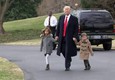 Trump con i nipoti sull'elicottero presidenziale © ANSA