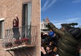 La sindaca di Roma Virginia Raggi si affaccia al balcone del Campidoglio per salutare il passaggio di un bus turistico a bordo del quale Fiorello ha presentato la nuova stagione di 'Edicola Fiore' © ANSA