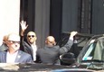 Obama lascia l'albergo e saluta la folla © ANSA