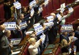 I deputati di Forza Italia mostrano cartelli a favore della TAV al ministro Giovanni Tria nel corso  del question time a Montecitorio, Roma 31 ottobre 2018 © Ansa