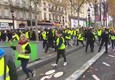 I gilet gialli a Parigi invadono gli Champs-Elysees © ANSA
