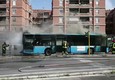 Bus a fuoco vicino al Vaticano, fumo e fiamme in strada © ANSA