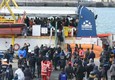 Sbarco migranti, equipaggio Sea Watch applaude © ANSA