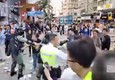 Hong Kong: il momento in cui il poliziotto spara al manifestante © ANSA