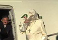 Gli scherzi del vento a papa Francesco in partenza per Bucarest © ANSA
