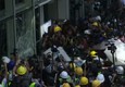 Hong Kong, manifestanti tentano irruzione in parlamento © ANSA