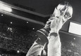 Il capitano Dino Zoff alza la Coppa del mondo vinta dalla Nazionale italiana, l'11 luglio 1982 a  Madrid. © 
