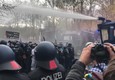 Berlino, polizia disperde manifestanti anti-lockdown: usati idranti e lacrimogeni © ANSA