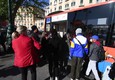 Fase 2 a Napoli, controlli per salire sull'autobus: la coda di passeggeri © ANSA