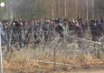 Centinaia di migranti cercano di forzare il confine tra Polonia e Bielorussia © ANSA