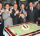 Il brindisi durante la cena organizzata dal Milan la sera dell'11 maggio 1996 per festeggiare la  vittoria del campionato di calcio 95/96. Da sinistra Franco Baresi; Piersilvio, Silvio, Paolo e il  piccolo Luigi Berlusconi; Fabio Capello. © ANSA