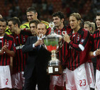 Il presidente del Milan, Silvio Berlusconi, posa con la coppa del Trofeo Luigi Berlusconi, vinta dal  Milan contro la Juventus allo stadio Meazza di Milano il 17 agosto 2007 © ANSA