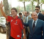 Il 16 luglio 1997 Fabio Capello (s) e Silvio Berlusconi salutano i tifosi a Milanello alla  presentazione del Milan. © ANSA