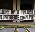 Lo striscione di ringraziamento rivolto al presidente del MIlan, Silavio Berlusconi, per l'acquisto  del fantasista portoghese Rui Costa, esposto il 4 luglio 2001 © ANSA