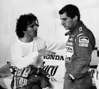 Alain Prost (S) e Ayrton Senna discutono della nuova McLaren sul circuito di Imola il 23 marzo 1988 © ANSA