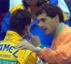Michael Schumacher (S) e Ayrton Senna discutono animatamente dopo che il pilota tedesco aveva  tamponato il brasiliano durante il Gran Premio di Francia nel 1992 © ANSA
