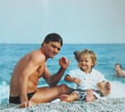 Siderno Marina (Rc) - Claudia Cannat con il papà nell'agosto del 1989 © ANSA