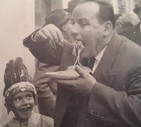 Claudio Chiarani: 'Auguri papà, manchi a tutti noi da 27 anni'. Claudio a 6 anni guarda il papà mentre mangia un giorno di Carnevale del 1963 a Torbole sul Garda (Trento) © ANSA